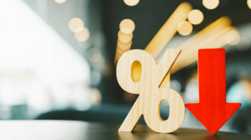 بعد خفض الفائدة.. كيف تتأثر ثنائية الأموال الساخنة والديون؟